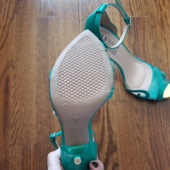 Point toe heels - Picture 3 of 7